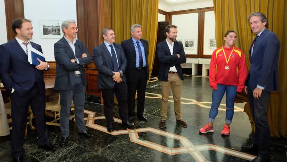 De la Serna recibe a Carmen Pérez, campeona de Europa de Rugby