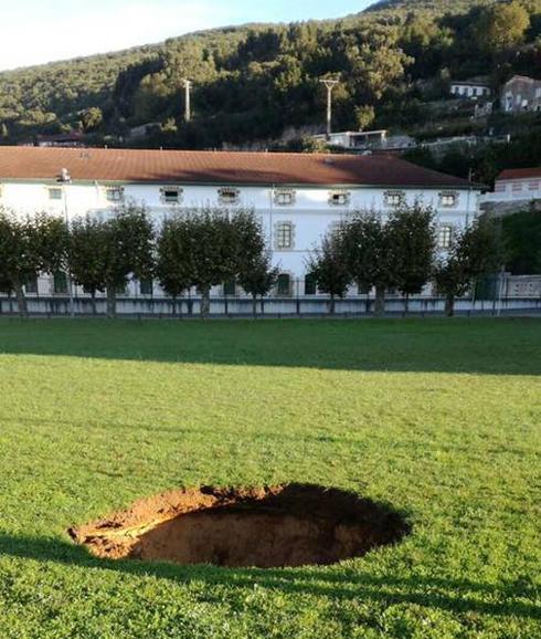 La obra del subfluvial provoca un socavón en la campa del Glacis, en Santoña