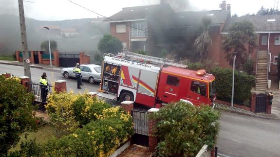 Sofocan el fuego en un chalé en Guarnizo