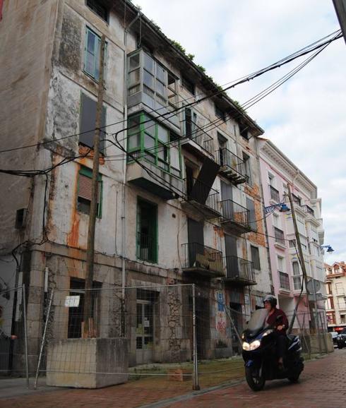 El Ayuntamiento de Santoña derribará el lunes un edificio en ruinas de la calle del Aro