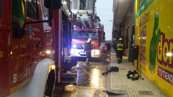 Un incendio en Santoña obliga a desalojar un edificio de cuatro plantas