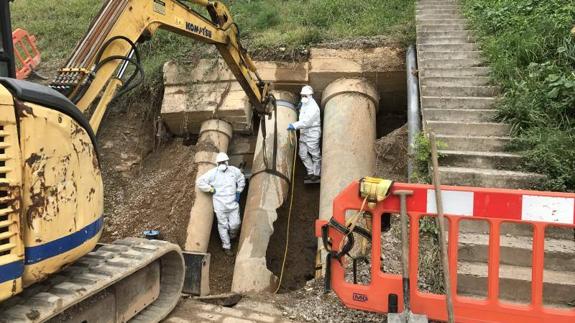 Rompe una tubería de la red de aguas residuales que pasa por Las Llamas