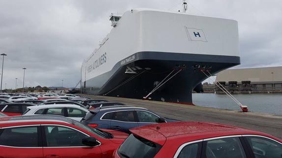 Llega a Santander uno de los buques de transporte de coches más grande del mundo