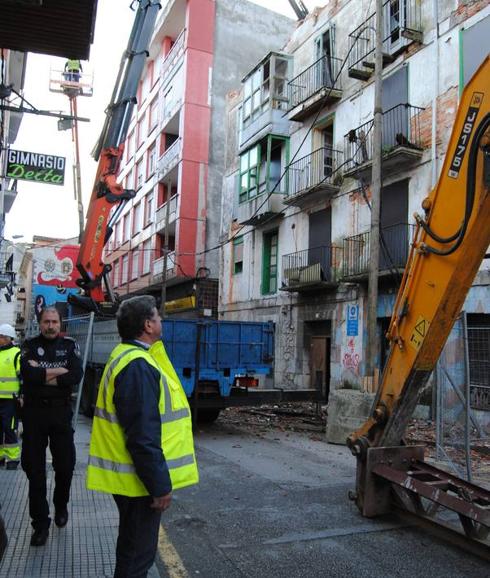 Santoña derriba dos edificios en ruinas en la calle del Aro