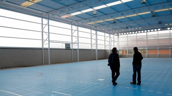 Las goteras retrasan aún más la obra del pabellón del colegio Mies de Vega