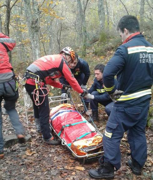 Evacuado en helicóptero un senderista accidentado que hacía la ruta de las Cascadas de Lamiña