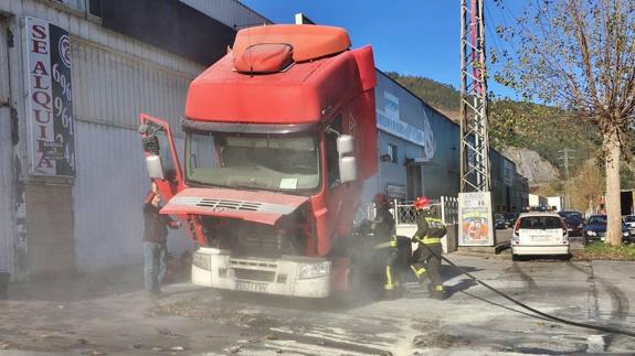 Un camión se prende fuego en el polígono de Barros