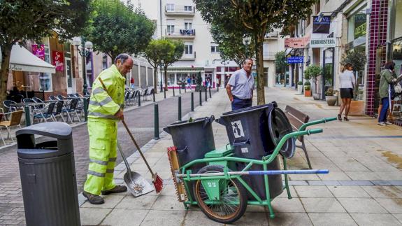 Torrelavega contratará a 22 nuevos barrenderos para 2017
