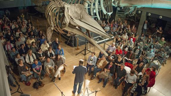 Versos y danza junto a los fondos marinos