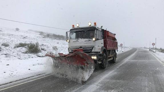 La nieve y el hielo obligan a usar cadenas en cinco puertos de la red secundaria