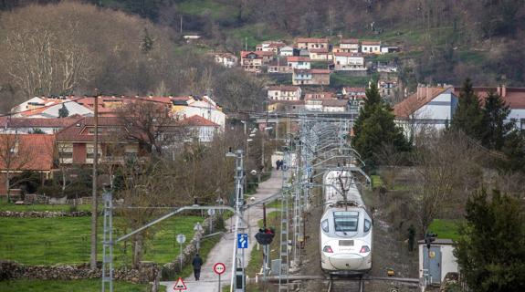 Adif inicia las obras de renovación de vía entre Reinosa y Torrelavega