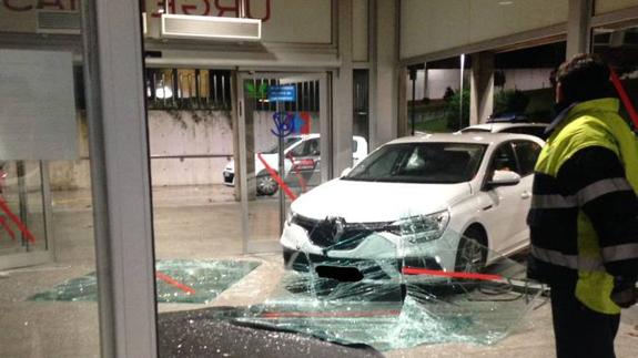 Empotra su coche contra la entrada de Urgencias de Valdecilla