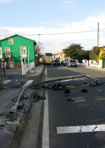 Un autobús sufre un aparatoso accidente sin heridos en Peñacastillo