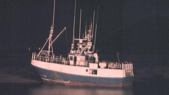 "Es vergonzoso que otro barco haya varado en Santoña por la falta de boyas"