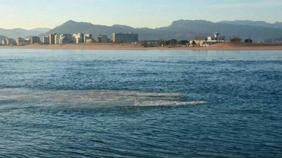La tuneladora del subfluvial genera burbujeos en la bahía de Santoña