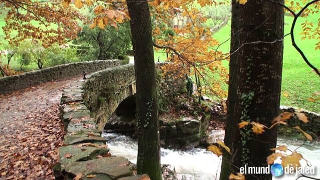 Bajo la lluvia de otoño por el río Pisueña