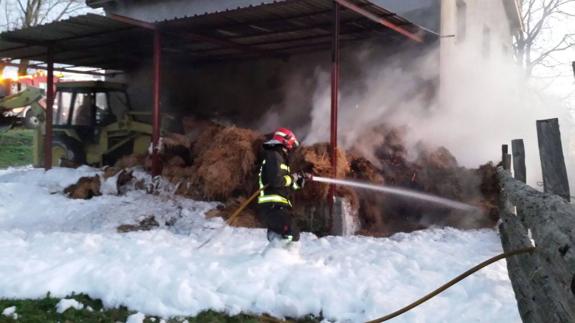 Vecinos de Riotuerto logran contener el incendio de un pajar con su maquinaria agrícola