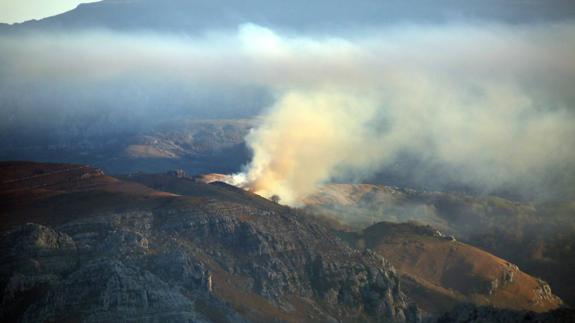 Hay cinco incendios forestales activos en Cantabria, pero "sin riesgo" para personas y bienes