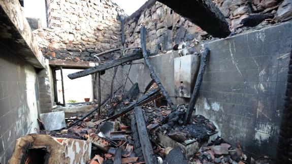 Un incendio destroza completamente una casa en Rioseco