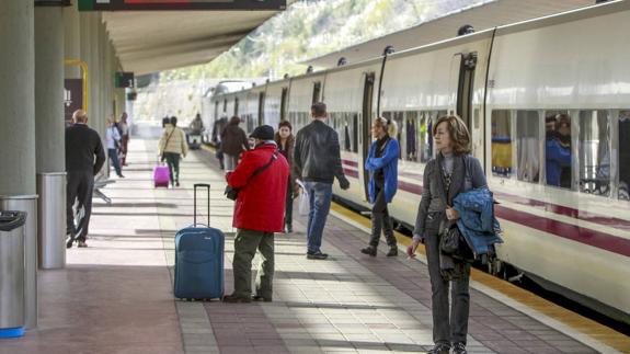 Fomento eleva el coste del tren de altas prestaciones a cerca de 800 millones