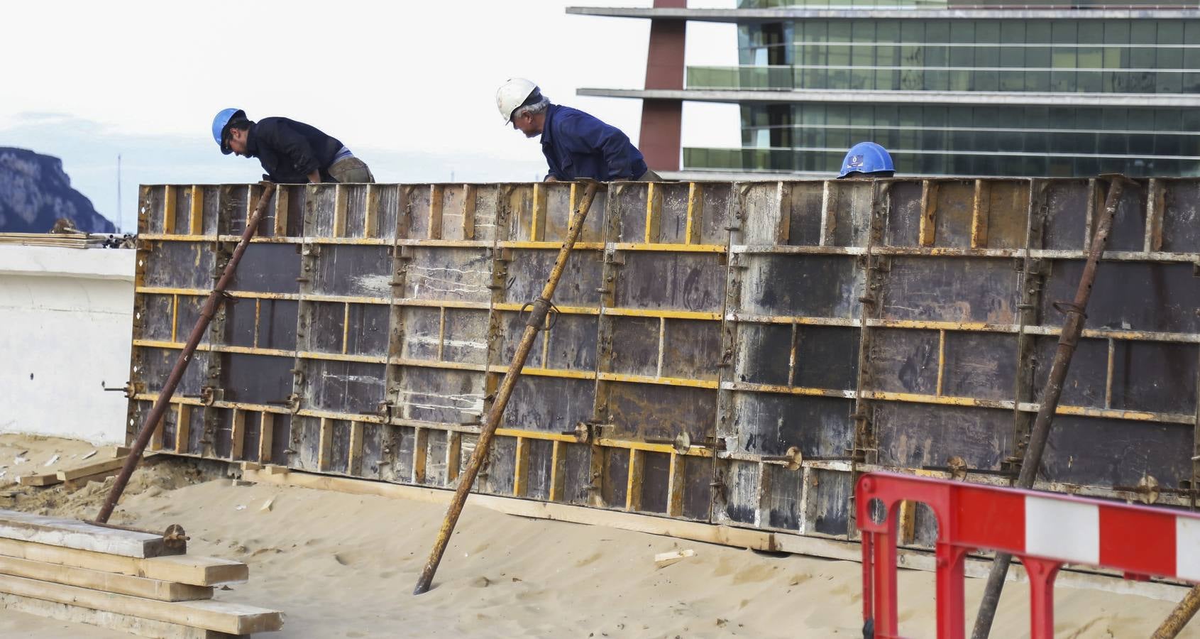 El empleo cántabro en la construcción cae un 57% y en la industria un 27%