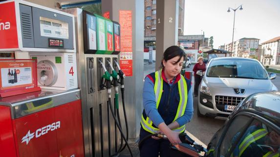 Sólo diez gasolineras de Cantabria venden el diésel a menos de un euro