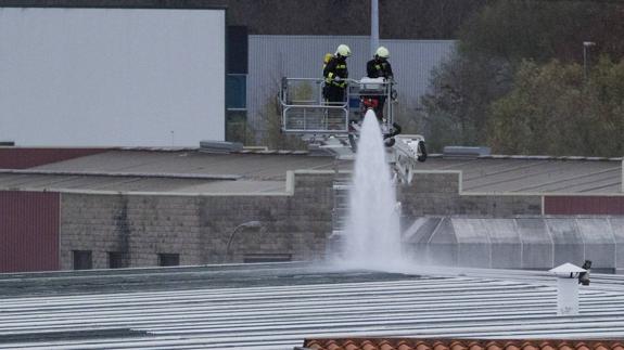 Arde parte de la cubierta de una nave en el polígono de Guarnizo