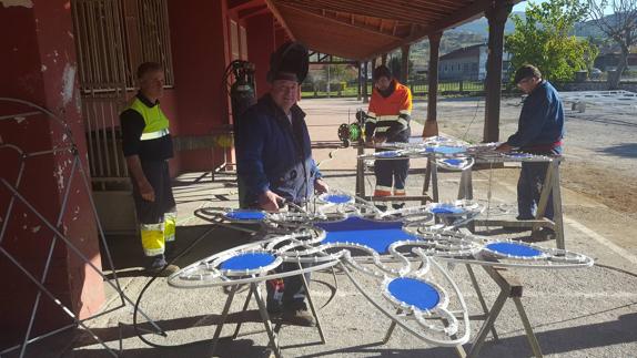 Los Corrales 'copia' los adornos luminosos a una empresa cordobesa y los hace en casa