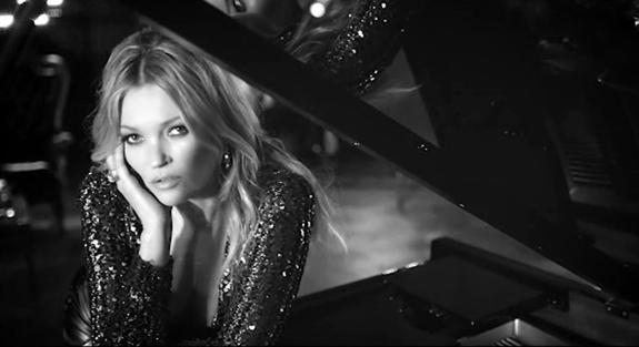 Kate Moss ‘canta’ a lo Elvis Presley