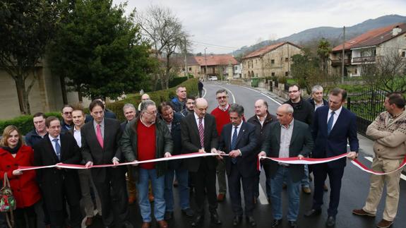 El Gobierno invierte casi 1,8 millones en la carretera entre Vega de Villafufre y Llerana