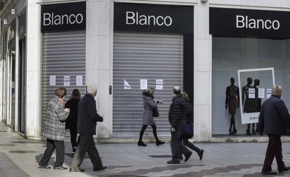 Blanco se tiñe de negro