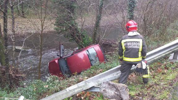 Una conductora sale ilesa tras precipitarse al río Pisueña con su coche entre Ruda y Vega