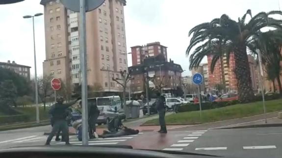 Guardias civiles fuertemente armados detienen a tres personas en Cazoña