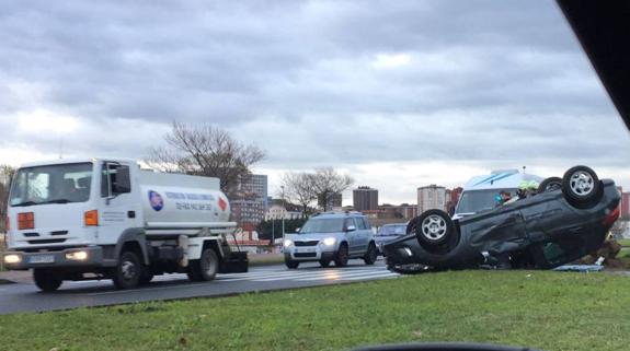 Un conductor herido al volcar su coche en la rotonda de La Albericia