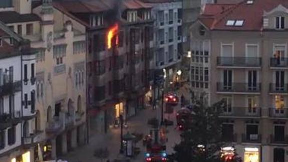 Un aparatoso incendio en el centro de Santander trunca una buena tarde comercial