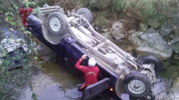 Herido leve tras caer su coche al río Tanea en Lamasón