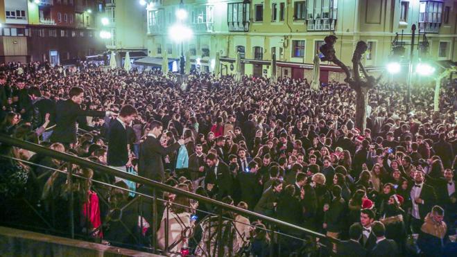 El botellón arrincona a los cotillones