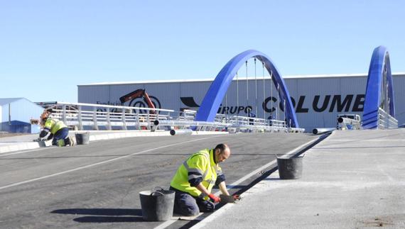 Reinosa concluye el puente que une la avenida La Naval y el polígono de la Vega