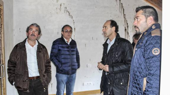 Apoyo de los alcaldes del PP al exedil de Corvera por el ataque a su vivienda