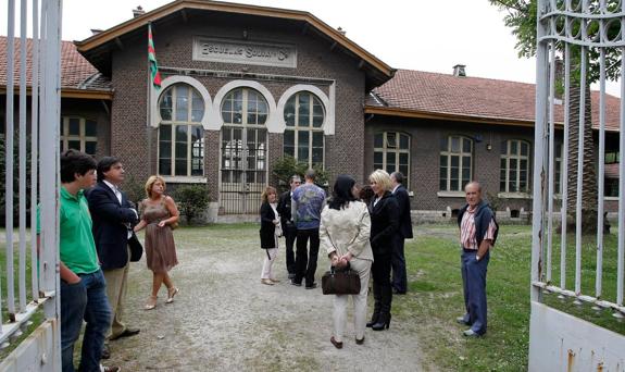 Solvay comunica al Ayuntamiento que recupera el uso de sus antiguas escuelas
