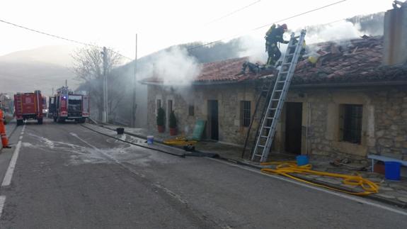 Un herido leve por inhalación de humo tras el incendio de una casa en Polaciones