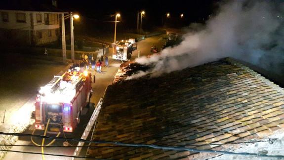 Los bomberos sofocan un fuego en una casa deshabitada en San Miguel de Aguayo