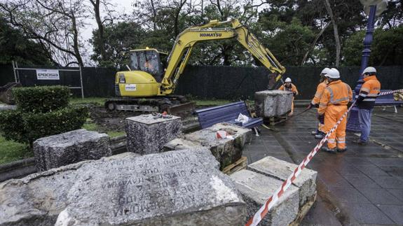 Comienza la retirada de los monumentos franquistas de Santander