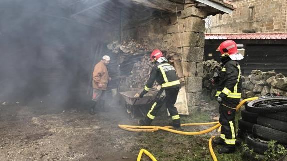 Veinte cabezas de ganado mueren tras incendiarse una cuadra en La Población