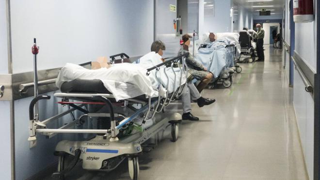 El atasco de Urgencias lleva a Valdecilla a suspender 13 operaciones quirúrgicas
