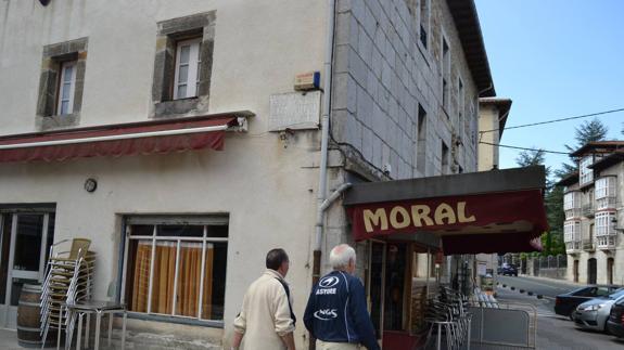 Los vecinos de Ramales eliminan los nombres franquistas de sus calles