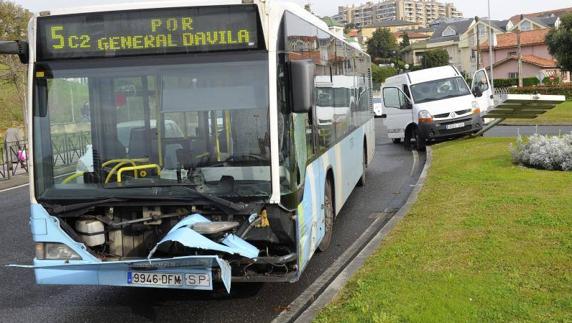 Una furgoneta choca contra un autobús municipal en la rotonda de Valdecilla