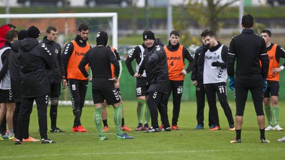 El Racing no quiere dar salida a los canteranos con menos minutos