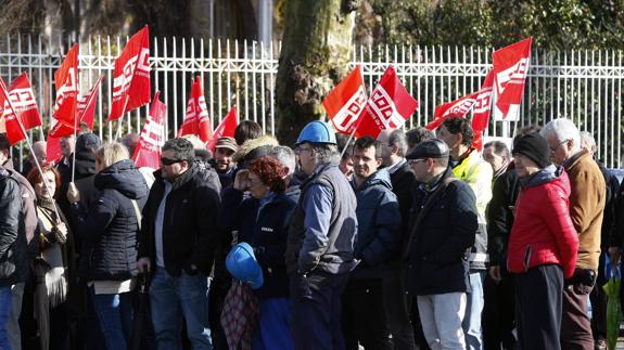 Un centenar de personas exigen a Solvay la subrogación de 16 compañeros de Mego