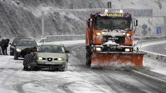 El primer temporal del año tiñe de blanco Cantabria y dificulta el tráfico